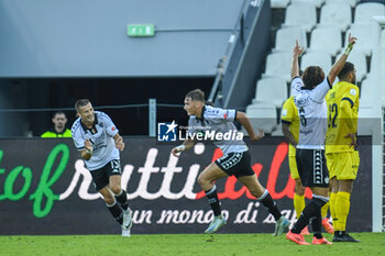 02/11/2024 - Francesco Pio Esposito (Spezia) celebrates with teammates after scoring the 1-0 goal - SPEZIA CALCIO VS MODENA FC - SERIE B - CALCIO