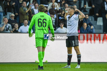 02/11/2024 - Francesco Pio Esposito (Spezia) celebrates with teammates after scoring the 1-0 goal - SPEZIA CALCIO VS MODENA FC - SERIE B - CALCIO