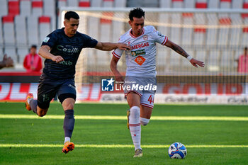 02/11/2024 - Lorenzo Lucchesi of AC Reggiana in action against Kevin Lasagna of SSC Bari - SSC BARI VS AC REGGIANA - SERIE B - CALCIO