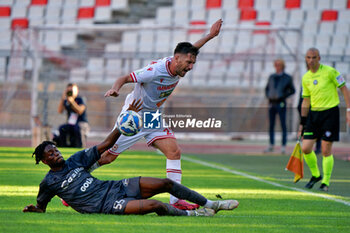 02/11/2024 - Nosa Obaretin of SSC Bari in action against Stefano Pettinari of AC Reggiana - SSC BARI VS AC REGGIANA - SERIE B - CALCIO