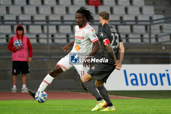 02/11/2024 - Cedric Gondo of AC Reggiana in action against Francesco Vicari of SSC Bari - SSC BARI VS AC REGGIANA - SERIE B - CALCIO