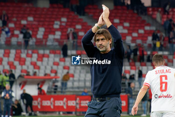 02/11/2024 - coach William Viali of AC Reggiana applauds fans - SSC BARI VS AC REGGIANA - SERIE B - CALCIO