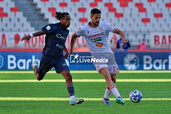 02/11/2024 - Andrea Meroni of AC Reggiana in action against Mehdi Emile Dorval of SSC Bari - SSC BARI VS AC REGGIANA - SERIE B - CALCIO