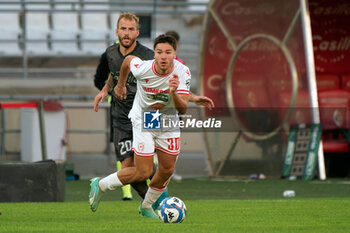 02/11/2024 - Antonio Vergara of AC Reggiana in action against Giuseppe Sibilli of SSC Bari - SSC BARI VS AC REGGIANA - SERIE B - CALCIO