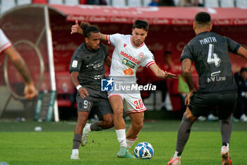 02/11/2024 - Antonio Vergara of AC Reggiana in action against Mehdi Emile Dorval of SSC Bari - SSC BARI VS AC REGGIANA - SERIE B - CALCIO