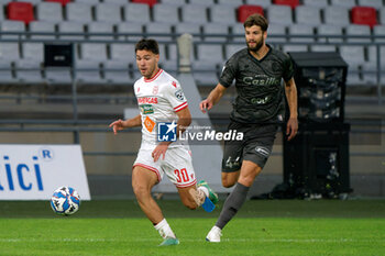 02/11/2024 - Antonio Vergara of AC Reggiana in action against Lorenco Simic of SSC Bari - SSC BARI VS AC REGGIANA - SERIE B - CALCIO