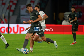 02/11/2024 - Andrea Favilli of SSC Bari in action against Lorenzo Lucchesi of AC Reggiana - SSC BARI VS AC REGGIANA - SERIE B - CALCIO