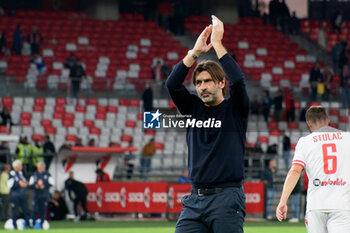 02/11/2024 - coach William Viali of AC Reggiana applauds fans - SSC BARI VS AC REGGIANA - SERIE B - CALCIO