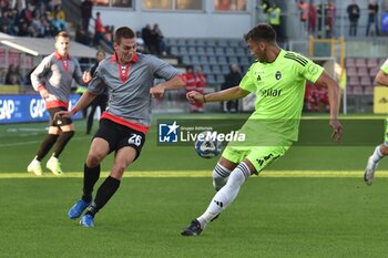 03/11/2024 - Valentin Antov (Cremonese) Simone Canestrelli (Pisa) - US CREMONESE VS AC PISA - SERIE B - CALCIO