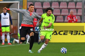 03/11/2024 - Arturo Calabresi (Pisa) thwarted by Michele Collocolo (Cremonese) - US CREMONESE VS AC PISA - SERIE B - CALCIO