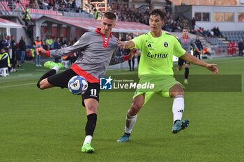 03/11/2024 - Dennis Torset Johnsen (Cremonese) thwarted by Pietro Beruatto (Pisa) - US CREMONESE VS AC PISA - SERIE B - CALCIO