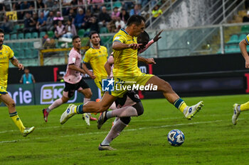 03/11/2024 - Claudio Gomes (Palermo F.C.) in action against Lorenzo Carissoni (A.S. Cittadella 1973) during the Italian Serie BKT match between Palermo F.C. vs A.S. Cittadella 1973 on 3rd November 2024 at the Renzo Barbera stadium in Palermo, Italy - PALERMO FC VS AS CITTADELLA - SERIE B - CALCIO