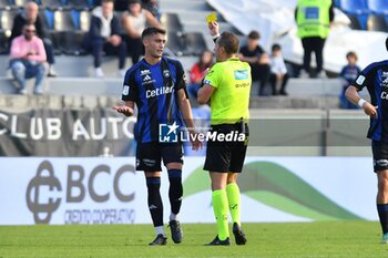 09/11/2024 - The referee Luca Pairetto shows yellow card to Simone Canestrelli (Pisa) - AC PISA VS UC SAMPDORIA - SERIE B - CALCIO