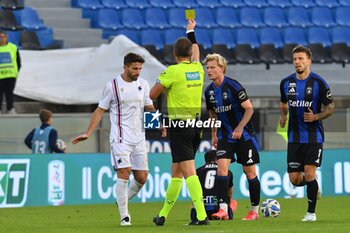 09/11/2024 - The referee Luca Pairetto shows yellow card to Fabio Borini (Sampdoria) - AC PISA VS UC SAMPDORIA - SERIE B - CALCIO