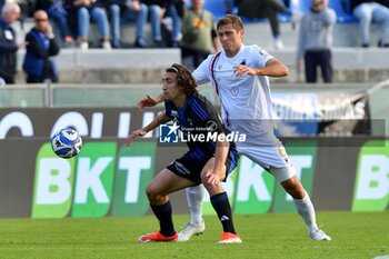 09/11/2024 - Alexander Lind (Pisa) thwarted by Simone Romagnoli (Sampdoria) - AC PISA VS UC SAMPDORIA - SERIE B - CALCIO