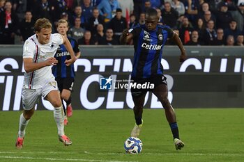 09/11/2024 - Idrissa Toure' (Pisa) thwarted by Melle Reinhard Meulensteen (Sampdoria) - AC PISA VS UC SAMPDORIA - SERIE B - CALCIO