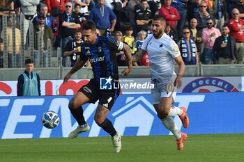 09/11/2024 - Antonio Caracciolo (Pisa) thwarted by Gennaro Tutino (Sampdoria) - AC PISA VS UC SAMPDORIA - SERIE B - CALCIO