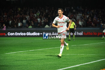 10/11/2024 - Andrjia Novakovich of SSC Bari celebrate score 0-2 during match Italian Serie B between US Salernitana vs SSC Bari - US SALERNITANA VS SSC BARI - SERIE B - CALCIO