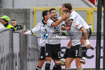 2024-11-24 - Francesco Pio Esposito (Spezia) celebrates with teammates after scoring the 2-0 goal - SPEZIA CALCIO VS FC SüDTIROL - ITALIAN SERIE B - SOCCER