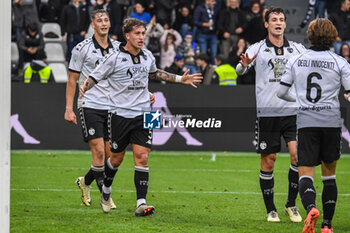 2024-11-24 - Francesco Pio Esposito (Spezia) celebrates with teammates after scoring the 2-0 goal - SPEZIA CALCIO VS FC SüDTIROL - ITALIAN SERIE B - SOCCER