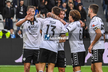 2024-11-24 - Francesco Pio Esposito (Spezia) celebrates with teammates after scoring the 2-0 goal - SPEZIA CALCIO VS FC SüDTIROL - ITALIAN SERIE B - SOCCER