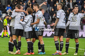 2024-11-24 - Francesco Pio Esposito (Spezia) celebrates with teammates after scoring the 2-0 goal - SPEZIA CALCIO VS FC SüDTIROL - ITALIAN SERIE B - SOCCER