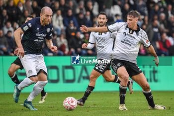 2024-11-24 - Andrea Masiello (Sudtirol) fights for the ball against Francesco Pio Esposito (Spezia) - SPEZIA CALCIO VS FC SüDTIROL - ITALIAN SERIE B - SOCCER