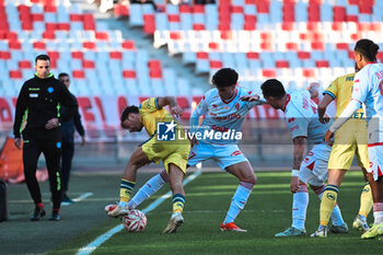 2024-11-24 - Edoardo Masciangelo of AS Cittadella in action against Andrea Oliveri of SSC Barii during the Italian Serie B match SSC Bari vs AS Cittadella in San Nicola Stadium of Bari - SSC BARI VS AS CITTADELLA - ITALIAN SERIE B - SOCCER