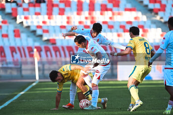 2024-11-24 - Edoardo Masciangelo of AS Cittadella in action against Raffaele Maiello of SSC Bari during the Italian Serie B match SSC Bari vs AS Cittadella in San Nicola Stadium of Bari - SSC BARI VS AS CITTADELLA - ITALIAN SERIE B - SOCCER