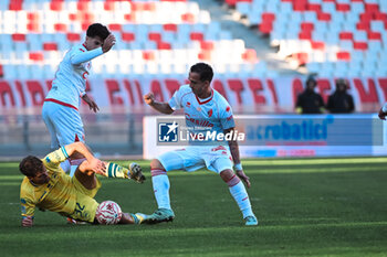 2024-11-24 - Edoardo Masciangelo of AS Cittadella in action against Raffaele Maiello of SSC Bari during the Italian Serie B match SSC Bari vs AS Cittadella in San Nicola Stadium of Bari - SSC BARI VS AS CITTADELLA - ITALIAN SERIE B - SOCCER