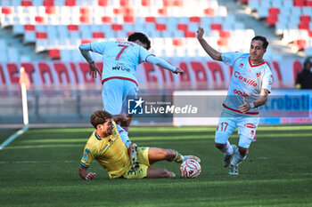 2024-11-24 - Stefano Piccinini of AS Cittadella in action against Andrea Oliveri of SSC Bari during the Italian Serie B match SSC Bari vs AS Cittadella in San Nicola Stadium of Bari - SSC BARI VS AS CITTADELLA - ITALIAN SERIE B - SOCCER