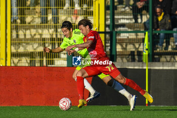 2024-11-23 - Simone Zanon (Carrarese) fights for the ball against Samuele Angori (Pisa) - CARRARESE CALCIO VS AC PISA - ITALIAN SERIE B - SOCCER