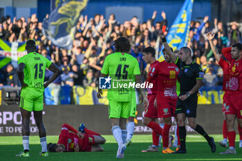 2024-11-23 - Referee Marco Guida sends Idrissa Toure (Pisa) off - CARRARESE CALCIO VS AC PISA - ITALIAN SERIE B - SOCCER