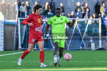 2024-11-23 - Manuel Cicconi (Carrarese) fights for the ball against Idrissa Toure (Pisa) - CARRARESE CALCIO VS AC PISA - ITALIAN SERIE B - SOCCER