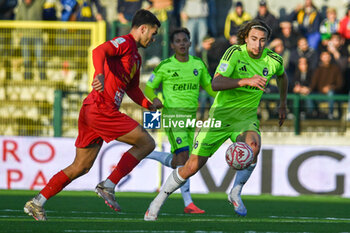 2024-11-23 - Alexander Lucas Lind Rasmussen (Pisa) fights for the ball against Julian Illanes Minucci (Carrarese) - CARRARESE CALCIO VS AC PISA - ITALIAN SERIE B - SOCCER