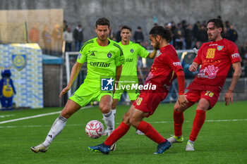 2024-11-23 - Oliver Abildgaard Nielsen (Pisa) fights for the ball against Nicolas Adrian Schiavi (Carrarese) - CARRARESE CALCIO VS AC PISA - ITALIAN SERIE B - SOCCER