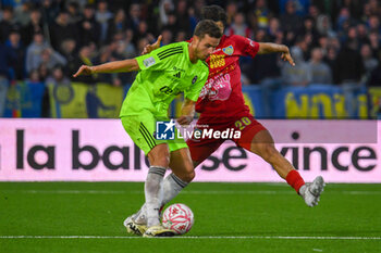 2024-11-23 - Oliver Abildgaard Nielsen (Pisa) fights for the ball against Samuel Giovane (Carrarese) - CARRARESE CALCIO VS AC PISA - ITALIAN SERIE B - SOCCER