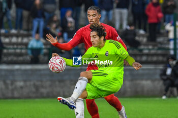 2024-11-23 - Samuele Angori (Pisa) fights for the ball against Devid Eugene Bouah (Carrarese) - CARRARESE CALCIO VS AC PISA - ITALIAN SERIE B - SOCCER