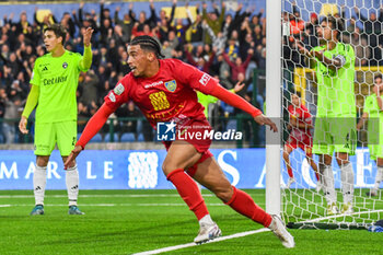 2024-11-23 - Devid Eugene Bouah (Carrarese) celebrates with teammates after scoring the 1-0 goal - CARRARESE CALCIO VS AC PISA - ITALIAN SERIE B - SOCCER