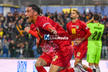 2024-11-23 - Devid Eugene Bouah (Carrarese) celebrates with teammates after scoring the 1-0 goal - CARRARESE CALCIO VS AC PISA - ITALIAN SERIE B - SOCCER