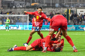 2024-11-23 - Devid Eugene Bouah (Carrarese) celebrates with teammates after scoring the 1-0 goal - CARRARESE CALCIO VS AC PISA - ITALIAN SERIE B - SOCCER