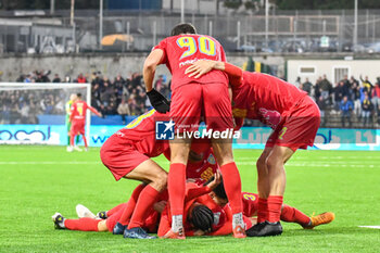 2024-11-23 - Devid Eugene Bouah (Carrarese) celebrates with teammates after scoring the 1-0 goal - CARRARESE CALCIO VS AC PISA - ITALIAN SERIE B - SOCCER