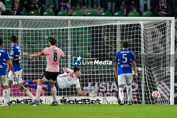 2024-11-24 - Federico Di Francesco (Palermo F.C.) scores a goal during the Italian Serie BKT match between Palermo F.C. vs U.C. Sampdoria on 24th November 2024 at the Renzo Barbera stadium in Palermo, Italy - PALERMO FC VS UC SAMPDORIA - ITALIAN SERIE B - SOCCER