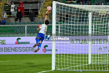 2024-11-24 - Marco Silvestri (U.C. Sampdoria) saves the ball during the Italian Serie BKT match between Palermo F.C. vs U.C. Sampdoria on 24th November 2024 at the Renzo Barbera stadium in Palermo, Italy - PALERMO FC VS UC SAMPDORIA - ITALIAN SERIE B - SOCCER