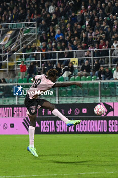 2024-11-24 - Stredair Owusu Appuah (Palermo F.C.) during the Italian Serie BKT match between Palermo F.C. vs U.C. Sampdoria on 24th November 2024 at the Renzo Barbera stadium in Palermo, Italy - PALERMO FC VS UC SAMPDORIA - ITALIAN SERIE B - SOCCER