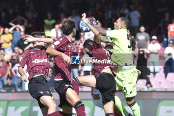 2024-09-29 - Luigi Sepe of US Salernitana 1919 in action during the Serie b bkt betwee US Salernitana 1919 vs US Catanzaro at Arechi Stadium - US SALERNITANA VS US CATANZARO - ITALIAN SERIE B - SOCCER