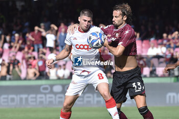 2024-09-29 - Ilias Koutsoupias of US Catanzaro competes for the ball with Gian Marco Ferrari of US Salernitana 1919 during the Serie b bkt betwee US Salernitana 1919 vs US Catanzaro at Arechi Stadium - US SALERNITANA VS US CATANZARO - ITALIAN SERIE B - SOCCER