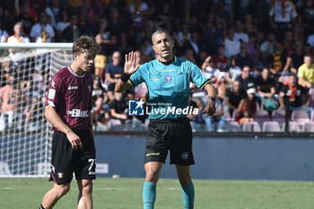 2024-09-29 - Livio Marinelli the referee of the match gestures during the Serie b bkt betwee US Salernitana 1919 vs US Catanzaro at Arechi Stadium - US SALERNITANA VS US CATANZARO - ITALIAN SERIE B - SOCCER