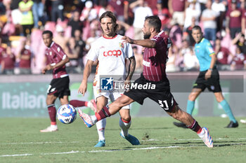 2024-09-29 - Daniele Verde of US Salernitana 1919 competes for the ball with Jacopo Petriccione of US Catanzaro during the Serie b bkt betwee US Salernitana 1919 vs US Catanzaro at Arechi Stadium - US SALERNITANA VS US CATANZARO - ITALIAN SERIE B - SOCCER