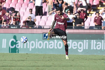 2024-09-29 - Roberto Soriano of US Salernitana 1919 in action during the Serie b bkt betwee US Salernitana 1919 vs US Catanzaro at Arechi Stadium - US SALERNITANA VS US CATANZARO - ITALIAN SERIE B - SOCCER